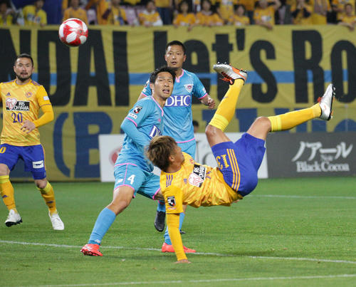 仙台対鳥栖　アシストになった仙台DF平岡のオーバーヘッドシュート（撮影・中島郁夫）