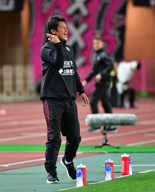 ルヴァン杯1次リーグ　C大阪対神戸　前半、指示を出す吉田監督（撮影・清水貴仁）