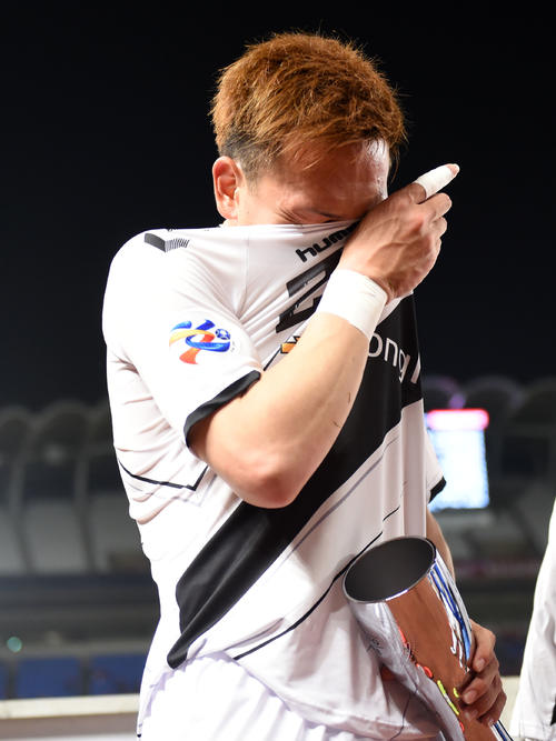 鹿島対慶南　試合後、マンオブザマッチのトロフィーを手に涙を流す慶南MF邦本（撮影・横山健太）
