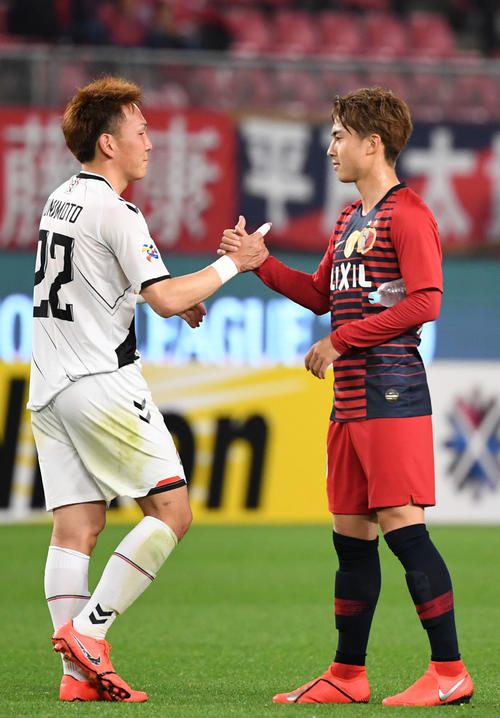 鹿島対慶南　試合後、握手を交わす慶南MF邦本（左）と鹿島MF安部（撮影・横山健太）