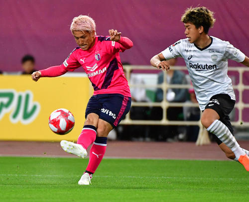 ルヴァン杯1次リーグ　C大阪対神戸　前半、シュートを放つC大阪MF田中亜土夢（撮影・清水貴仁）