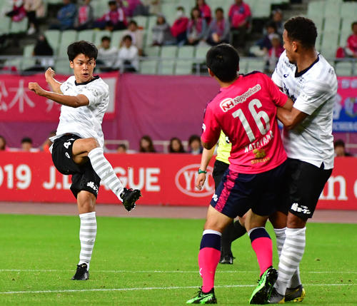 ルヴァン杯1次リーグ　C大阪対神戸　後半、シュートを放つ途中出場の神戸MF神戸MF小田裕太郎（撮影・清水貴仁）