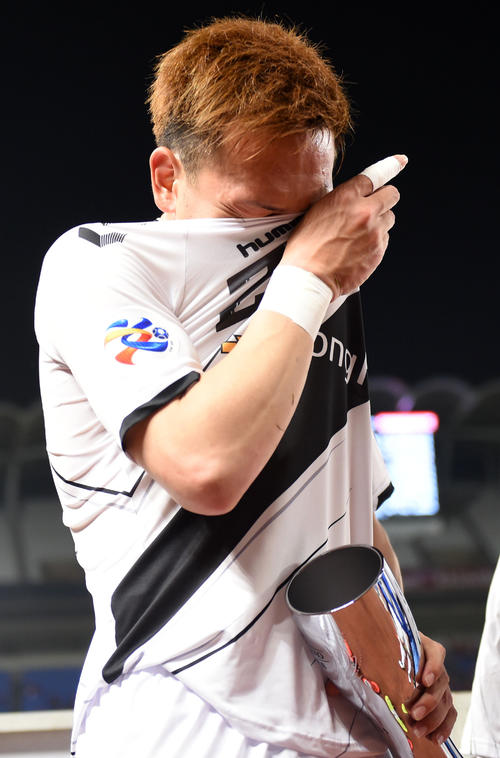 試合後、マンオブザマッチのトロフィーを手に涙を流す慶南MF邦本（撮影・横山健太）