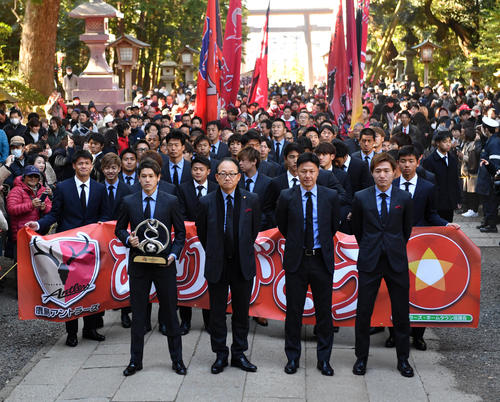 鹿島神宮に向かってACL優勝パレードする、前列左から内田主将、庄野社長、大岩監督、三竿（2019年1月19日撮影）