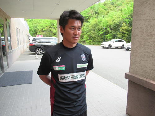 練習後、取材に応じる神戸吉田監督（撮影・実藤健一）