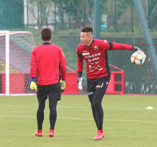 セーブ練習を行う札幌GKク（撮影・保坂果那）