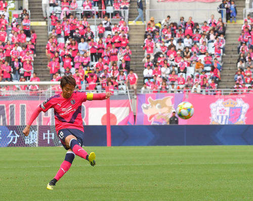 C大阪対大分　前半、フリーキックをけるC大阪MF清武弘嗣（撮影・上田博志）