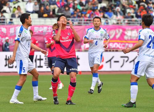C大阪対大分　後半、ファウルを取られ悔しそうな表情を見せるC大阪FW都倉（撮影・上田博志）
