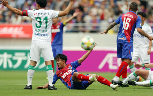 東京対松本　後半、ペナルティーエリア内で松本DF橋内（左）からファウルをもらう東京MF久保（撮影・狩俣裕三）