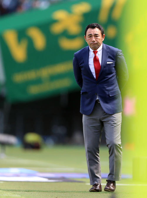 東京対松本　前半、試合を冷静に見つめる東京の長谷川監督（撮影・狩俣裕三）