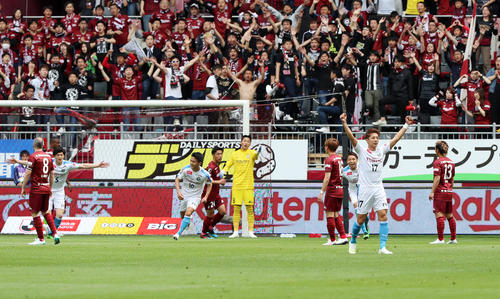 神戸対川崎F前半、川崎FのDF馬渡の直接FKが決まり先制ゴールを決める（撮影・加藤哉）