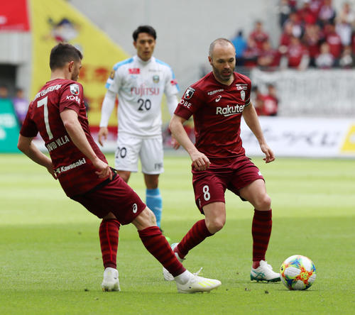 神戸対川崎F　前半、FWビジャ（左）からパスを受けるFWイニエスタ（撮影・加藤哉）