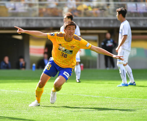 仙台対G大阪　後半、勝ち越しゴールを決め両手を広げ駆けだす仙台FW長沢（撮影・下田雄一）
