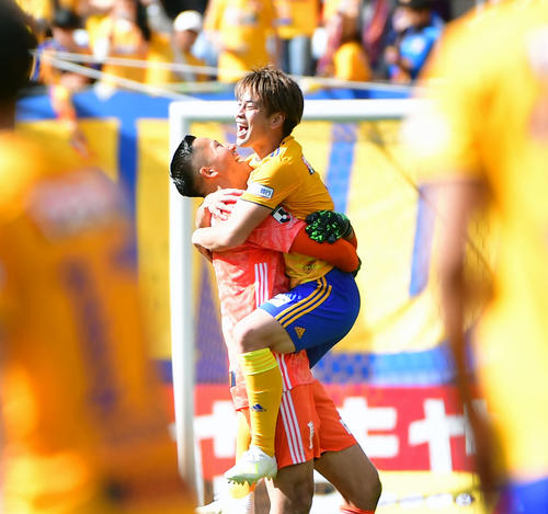 仙台対G大阪　終了の瞬間、GKシュミット・ダニエル（左）と歓喜の抱擁を交わす仙台DF永戸（撮影・下田雄一）