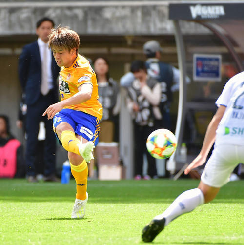 仙台対G大阪　前半、右足でミドルシュートを決める仙台DF永戸（撮影・下田雄一）