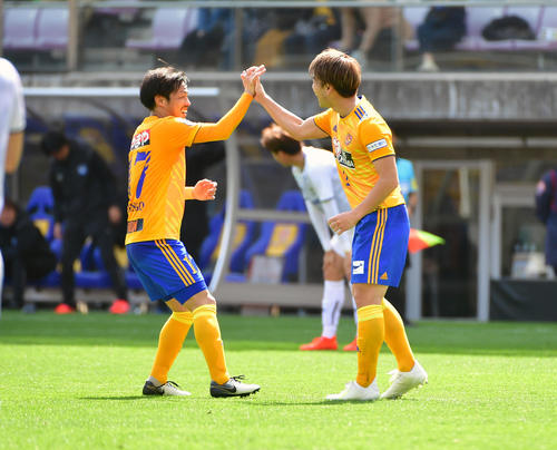 仙台対G大阪　プロ初ゴールを決め富田（左）から祝福される仙台DF永戸（撮影・下田雄一）