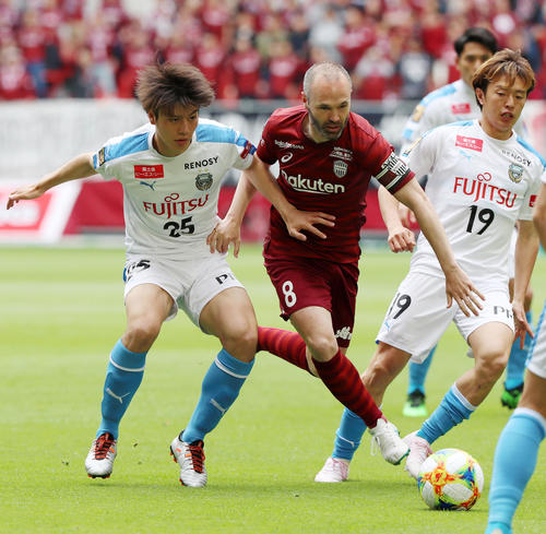 神戸対川崎F　　前半、神戸のFWイニエスタは相手守備陣に囲まれる（撮影・加藤哉）
