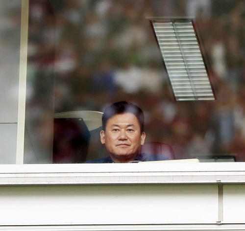 神戸対川崎F　観戦する神戸の三木谷会長（撮影・加藤哉）