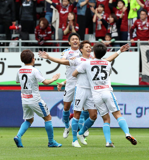 神戸対川崎F　前半、川崎FのDF馬渡（中央）は直接FKを決めイレブンと歓喜の輪を作る（撮影・加藤哉）