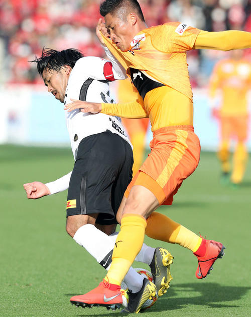 清水対浦和　前半、浦和FW興梠（左）は清水DFファンソッコと競り合う（撮影・松本俊）