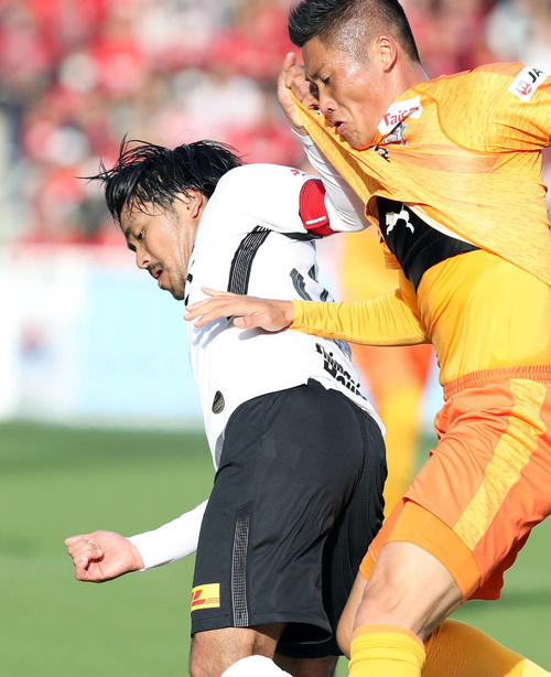 清水対浦和　前半、浦和FW興梠（左）は清水DFファンソッコと競り合う（撮影・松本俊）