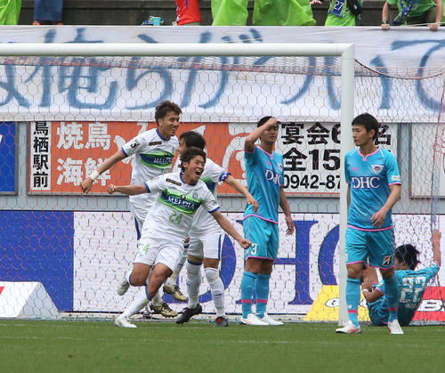 後半14分、先制点を決めて喜ぶ湘南FW大橋祐紀（背番号24）（撮影・菊川光一）