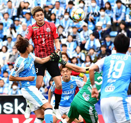 磐田対札幌　前半、札幌DF進藤（左上）は右CKからチーム2点目のゴールを奪う（撮影・小沢裕）