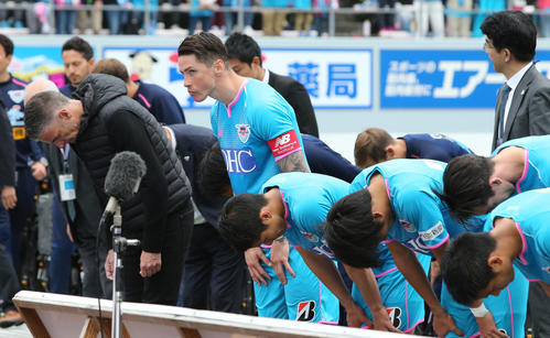 鳥栖対湘南　試合後、ファンにあいさつするFWフェルナンドトーレスら選手たち（撮影・菊川光一）