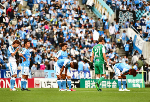 磐田対札幌　ホームで3連敗を喫しがっくりする磐田イレブン（撮影・小沢裕）