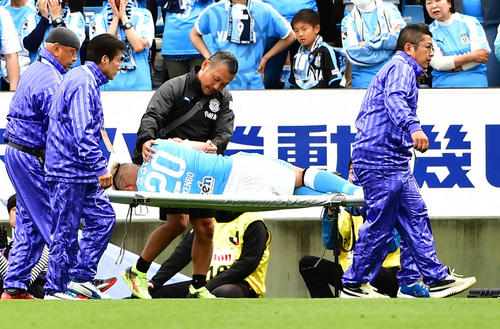 磐田対札幌　後半、コーナーキックに飛び込んだ磐田FW川又はゴールポストに激突し担架に乗せられて退場する（撮影・小沢裕）