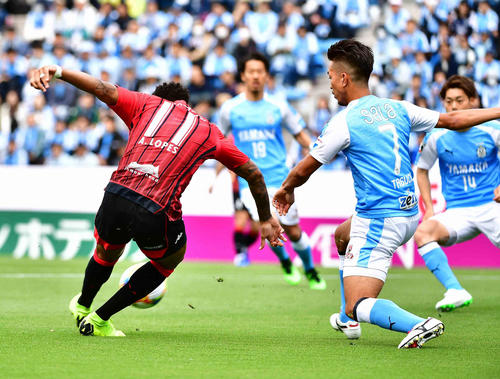 磐田対札幌　前半、札幌FWロペス（左）は先制ゴールを奪う（撮影・小沢裕）