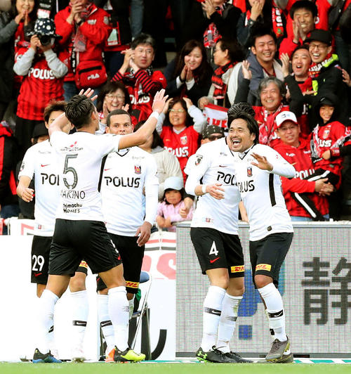 清水対浦和　後半ロスタイム、浦和FW興梠（右）はJリーグ平成最後のゴールを決め、祝福するサポーターを背に仲間と一緒に喜ぶ（撮影・松本俊）