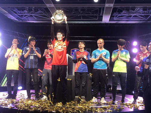 eJリーグで優勝しシャーレを掲げるミノ（愛称）選手ら出場選手たち