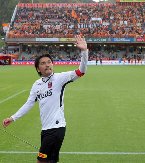 清水対浦和　J1平成最後のゴールを決めた浦和FW興梠はサポーターに手を振って引き揚げる（撮影・松本俊）