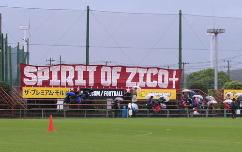 雨の中、スタンドには「SPIRIT　OF　ZICO」の横断幕が掲げられた（撮影・杉山理紗）