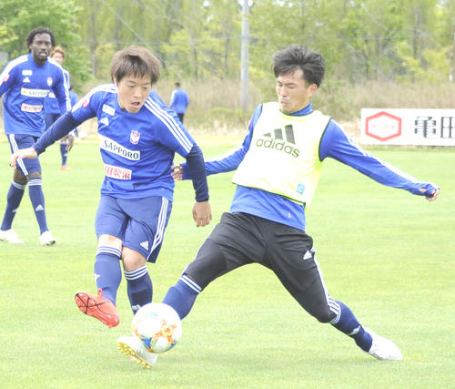 試合形式の練習でパスを出す高木（左）。右は小川