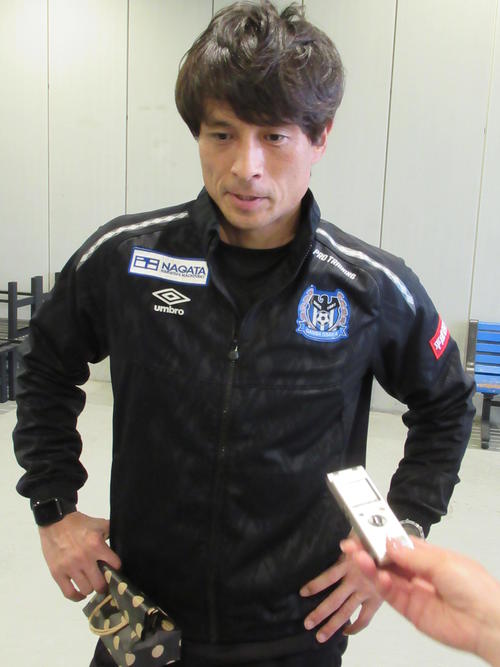 練習後、取材に応じるG大阪宮本監督（撮影・実藤健一）