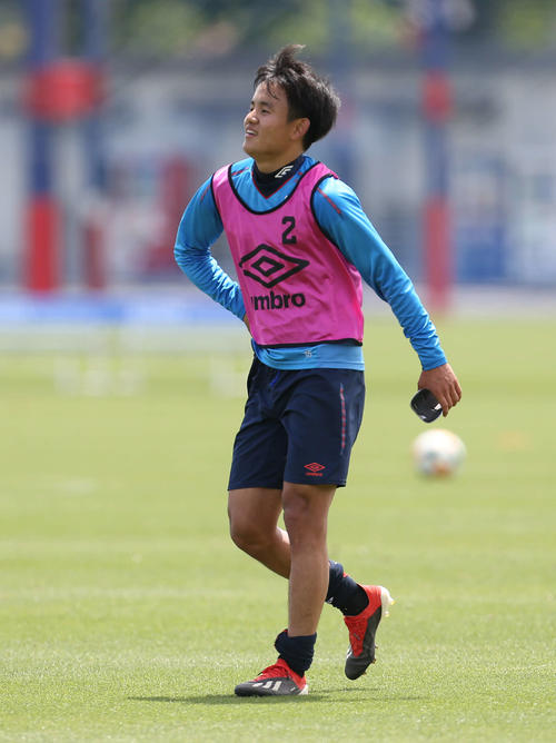 公開練習を終え、グラウンドを引き揚げる東京MF久保（撮影・河田真司）