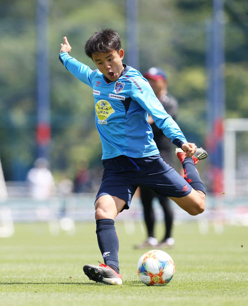 令和初日の公開練習でボールを回しをする東京MF久保（撮影・河田真司）