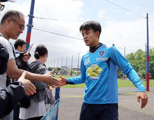 非公開の練習を終え、集まったファンと握手する東京MF久保（撮影・河野匠）