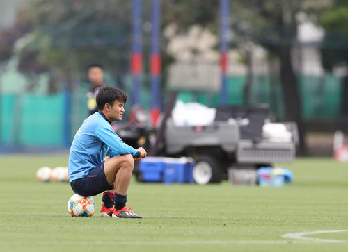 非公開の練習後の居残り練習でボールに座る東京MF久保（撮影・河野匠）