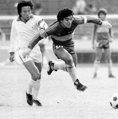 82年1月、日本代表－ボカ・ジュニアーズ戦でディエゴ・マラドーナと競り合う前田秀樹