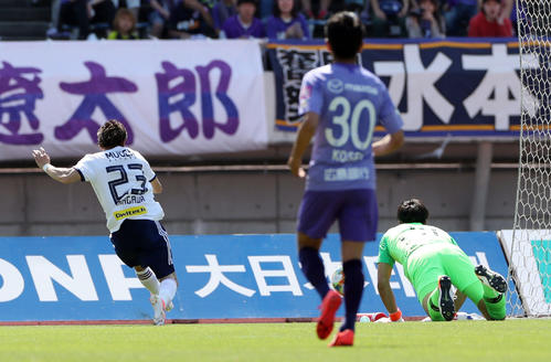 広島対横浜　前半、ゴールを決める横浜MF仲川（左）（撮影・前田充）