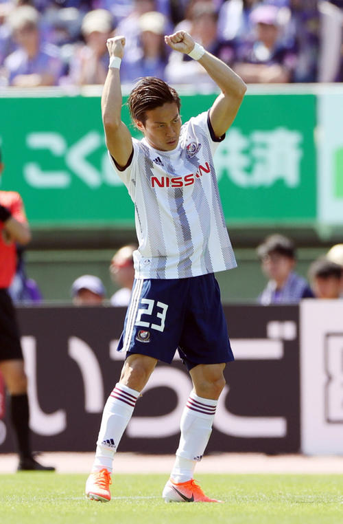 広島対横浜　前半、ゴールを決めガッツポーズする横浜MF仲川（撮影・前田充）