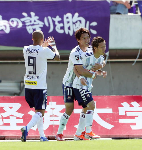 前半、ゴールを決めた横浜FW仲川（右）はFW遠藤（中央）とFWジュニオールに祝福される（撮影・前田充）