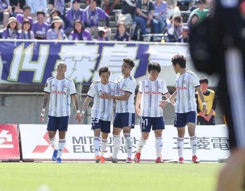 前半、ゴールを決め祝福される横浜MF仲川（左から2人目）（撮影・前田充）