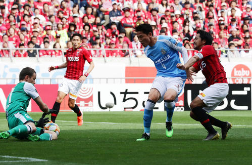 浦和対磐田　前半、ゴールを狙った浦和FW興梠（右）だが、阻まれる（撮影・浅見桂子）