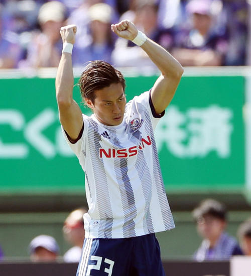 広島対横浜　前半、ゴールを決めガッツポーズする横浜FW仲川（撮影・前田充）