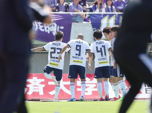 広島対横浜　前半、先制ゴールを決めパフォーマンスを披露する横浜FW仲川（左端）（撮影・前田充）