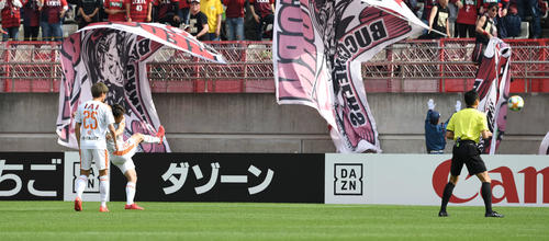 鹿島対清水　前半、清水MF中村（左から2人目）のFKはノーゴールの判定（撮影・鈴木みどり）
